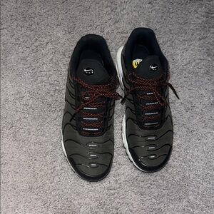 Nike Men’s Black and Olive Green Running Sneakers with Brown Accents